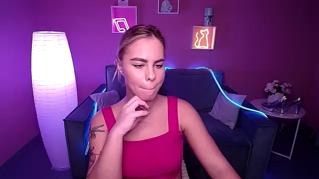 Snapshot of RikaRaily chatting on December 3, 2024, 8:49 am RikaRaily online show from December 3, 2024, 8:49 am