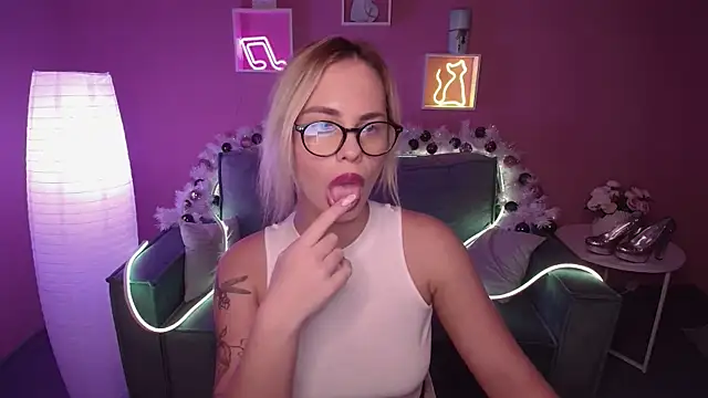 Snapshot of RikaRaily chatting on December 19, 2024, 9:51 am RikaRaily online show from December 19, 2024, 9:51 am