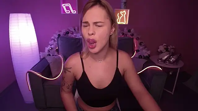 Snapshot of RikaRaily chatting on December 21, 2024, 5:47 am RikaRaily online show from December 21, 2024, 5:47 am