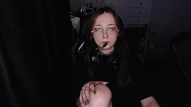 Snapshot of AmeliaKamishiro chatting on December 18, 2025, 4:24 pm AmeliaKamishiro online show from December 18, 2025, 4:24 pm