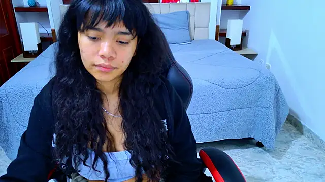 laureentt  online show from November 8, 2025, 3:07 am