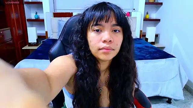 laureentt  online show from November 19, 2025, 3:28 am