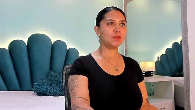 sharlott18 online show from October 22, 2025, 1:22 pm