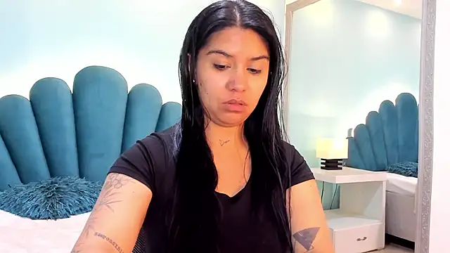 sharlott18 online show from November 6, 2025, 1:45 pm