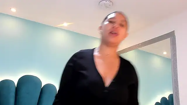 sharlott18 online show from November 8, 2025, 10:48 am