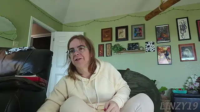 Snapshot of Linzy_19 chatting on November 10, 2025, 5:34 pm Linzy 19 online show from November 10, 2025, 5:34 pm