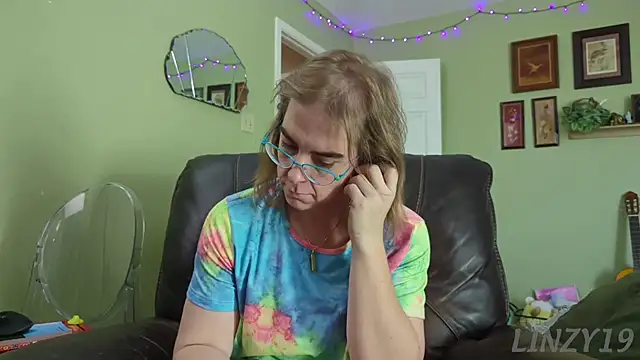 Snapshot of Linzy_19 chatting on November 11, 2025, 9:26 pm Linzy 19 online show from November 11, 2025, 9:26 pm