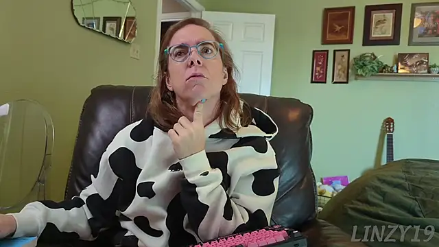 Snapshot of Linzy_19 chatting on November 12, 2025, 4:40 pm Linzy 19 online show from November 12, 2025, 4:40 pm