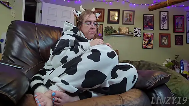 Snapshot of Linzy_19 chatting on November 13, 2025, 4:44 am Linzy 19 online show from November 13, 2025, 4:44 am