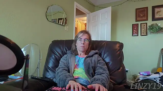 Snapshot of Linzy_19 chatting on November 17, 2025, 2:34 pm Linzy 19 online show from November 17, 2025, 2:34 pm