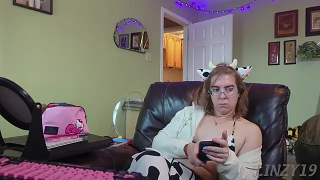 Snapshot of Linzy_19 chatting on November 19, 2025, 3:45 pm Linzy 19 online show from November 19, 2025, 3:45 pm