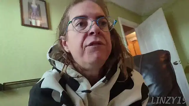 Snapshot of Linzy_19 chatting on December 5, 2025, 3:41 pm Linzy 19 online show from December 5, 2025, 3:41 pm