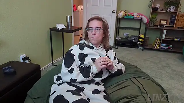 Snapshot of Linzy_19 chatting on December 17, 2025, 2:34 pm Linzy 19 online show from December 17, 2025, 2:34 pm