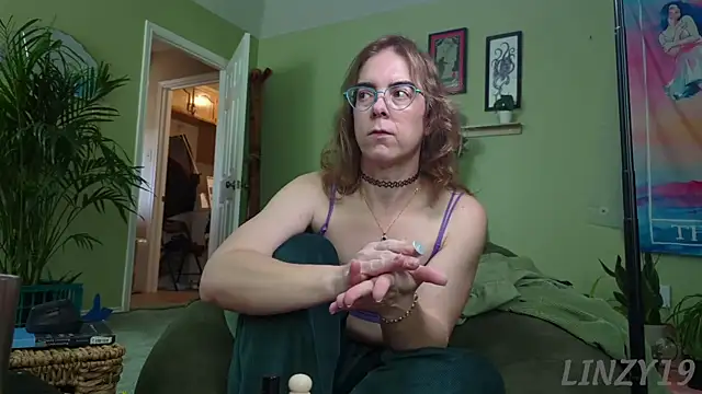 Snapshot of Linzy_19 chatting on January 12, 2026, 4:45 pm Linzy 19 online show from January 12, 2026, 4:45 pm