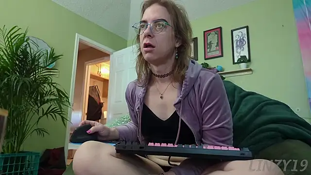 Snapshot of Linzy_19 chatting on January 14, 2026, 2:33 pm Linzy 19 online show from January 14, 2026, 2:33 pm