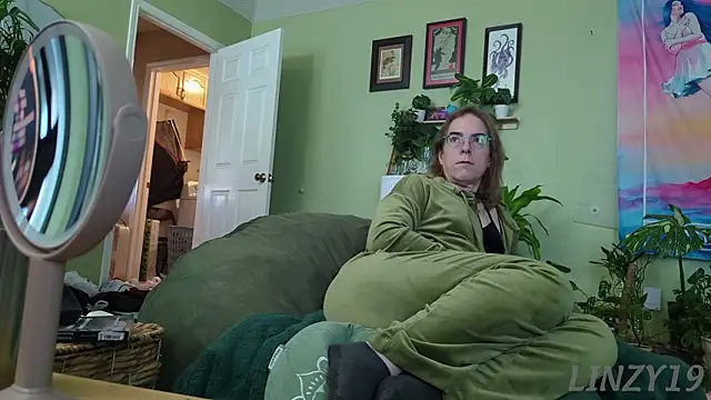 Snapshot of Linzy_19 chatting on January 15, 2026, 2:43 pm Linzy 19 online show from January 15, 2026, 2:43 pm