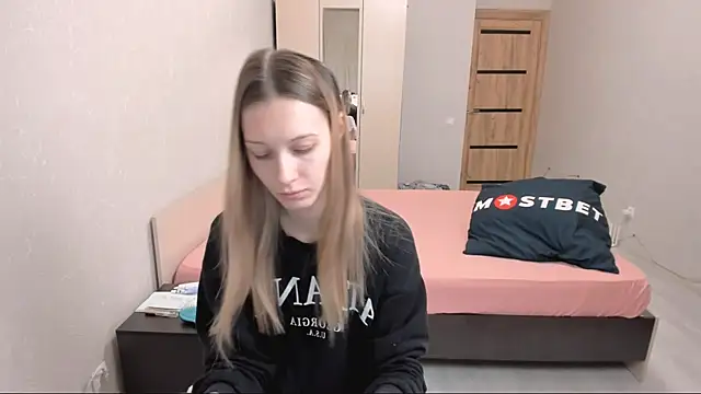 Snapshot of OliviaLukas chatting on December 18, 2024, 5:42 pm OliviaLukas online show from December 18, 2024, 5:42 pm