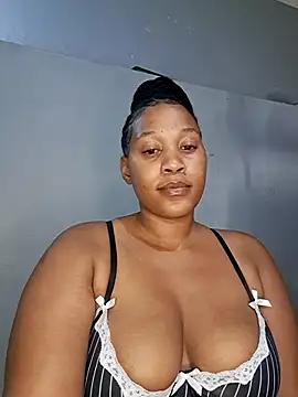 Snapshot of Toya_P chatting on November 3, 2025, 12:02 am Toya P online show from November 3, 2025, 12:02 am