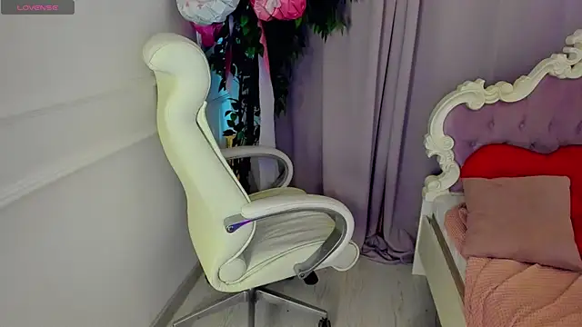 Snapshot of Lily_Marlin chatting on June 7, 2026, 3:54 am Lily Marlin online show from June 7, 2026, 3:54 am