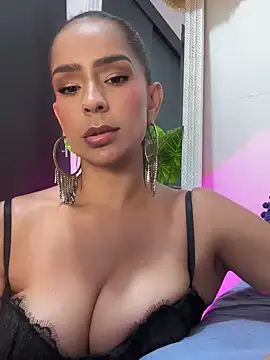 Snapshot of Mau_White chatting on December 19, 2024, 10:53 pm Mau White online show from December 19, 2024, 10:53 pm