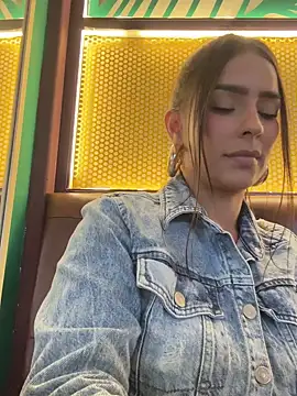 Snapshot of Mau_White chatting on December 26, 2024, 9:47 pm Mau White online show from December 26, 2024, 9:47 pm