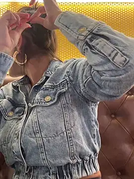 Snapshot of Mau_White chatting on December 27, 2024, 12:50 am Mau White online show from December 27, 2024, 12:50 am