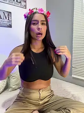 Snapshot of Mau_White chatting on January 1, 2025, 12:53 am Mau White online show from January 1, 2025, 12:53 am