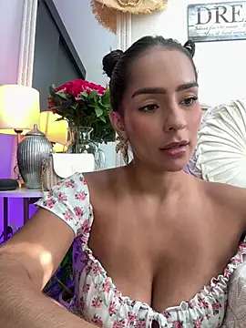 Snapshot of Mau_White chatting on January 21, 2025, 8:21 pm Mau White online show from January 21, 2025, 8:21 pm