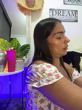 Snapshot of Mau_White chatting on February 5, 2025, 6:04 pm Mau White online show from February 5, 2025, 6:04 pm