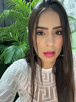 Snapshot of Mau_White chatting on December 17, 2025, 10:49 pm Mau White online show from December 17, 2025, 10:49 pm