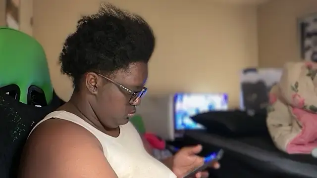 Snapshot of Yagurl__west chatting on January 12, 2026, 4:39 am Yagurl west online show from January 12, 2026, 4:39 am