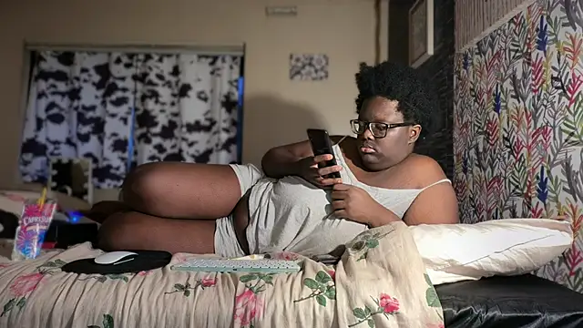 Snapshot of Yagurl__west chatting on January 15, 2026, 1:32 am Yagurl west online show from January 15, 2026, 1:32 am