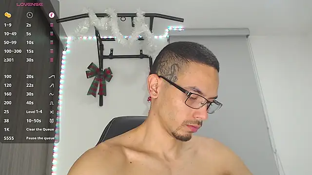 Snapshot of russthiago chatting on December 28, 2024, 12:15 am russthiago online show from December 28, 2024, 12:15 am