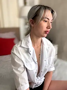 MiaMinx online show from December 14, 2025, 11:42 pm