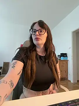 Mona-Peaches online show from May 19, 2026, 7:47 am