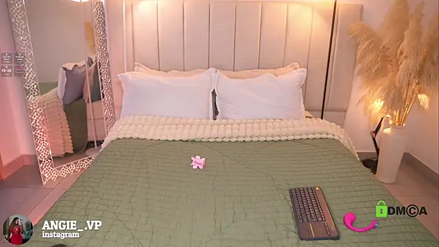 Snapshot of nicoletth18 chatting on April 10, 2026, 11:37 am nicoletth18 online show from April 10, 2026, 11:37 am