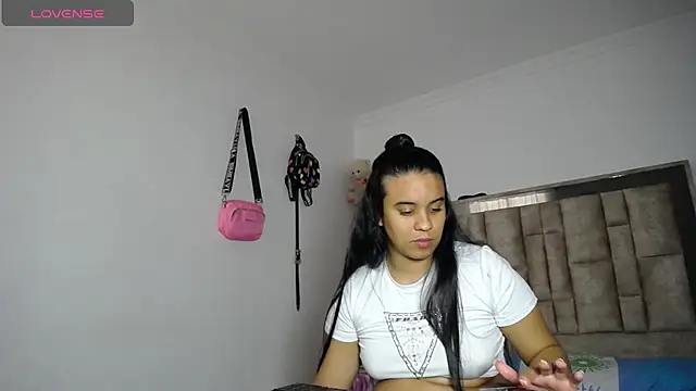 Snapshot of tiffany__pink chatting on December 1, 2025, 8:47 pm tiffany pink online show from December 1, 2025, 8:47 pm