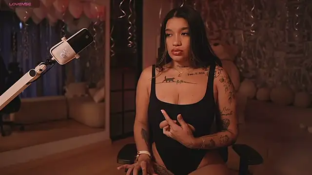 HannahW  online show from October 24, 2025, 9:55 pm