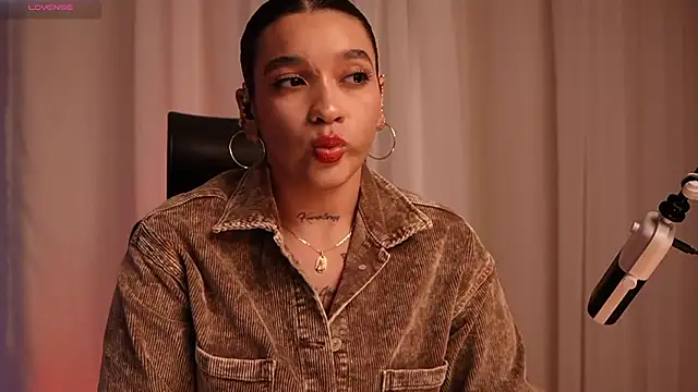 HannahW  online show from February 2, 2026, 10:19 pm