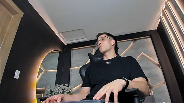 alexgiraldo  online show from January 27, 2025, 2:46 pm