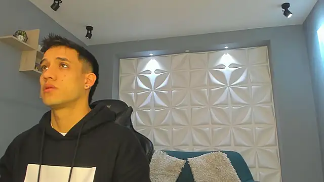 alexgiraldo  online show from February 10, 2025, 11:25 am