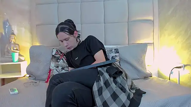 Hecatee 77 online show from October 31, 2025, 8:10 pm