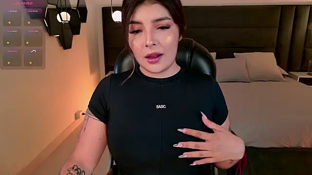 Snapshot of LisaMonroe_ chatting on April 1, 2026, 7:44 pm LisaMonroe online show from April 1, 2026, 7:44 pm