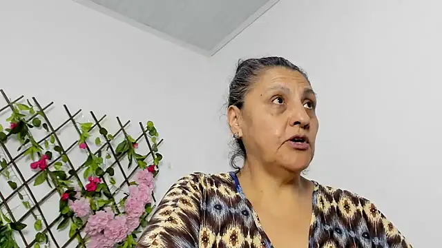 Snapshot of merlyna_goldens chatting on December 3, 2025, 11:25 pm merlyna goldens online show from December 3, 2025, 11:25 pm