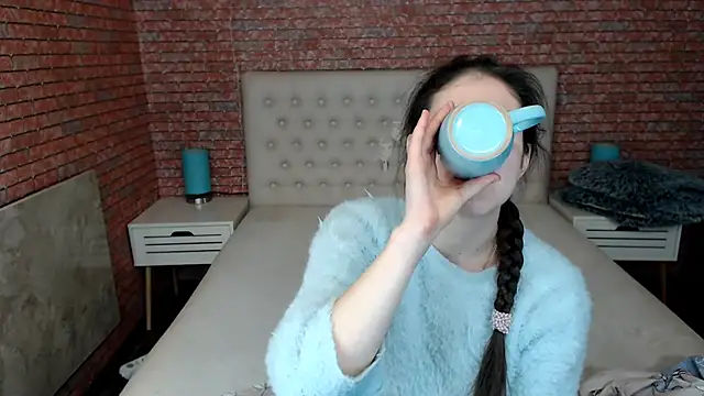 Holliy Cooper online show from February 8, 2025, 9:35 am