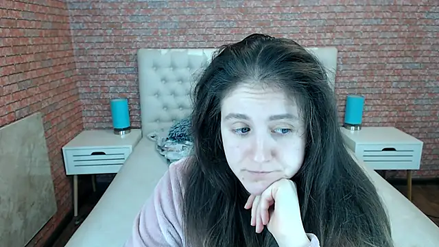 Holliy Cooper online show from November 14, 2025, 8:02 am