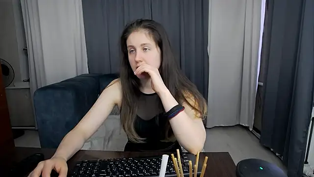 Snapshot of Holliy_Cooper chatting on June 2, 2026, 8:05 am Holliy Cooper online show from June 2, 2026, 8:05 am