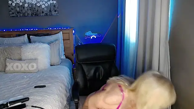 Lenaxox online show from January 6, 2026, 6:44 pm