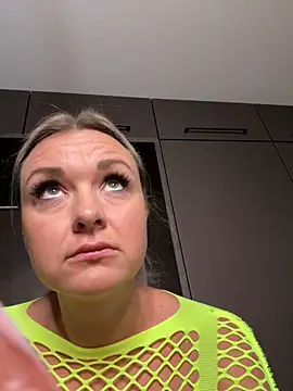 Snapshot of Bella-Tight chatting on October 29, 2025, 7:10 am Bella-Tight online show from October 29, 2025, 7:10 am