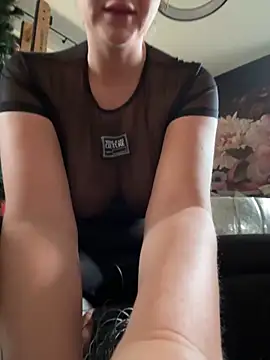 Snapshot of Bella-Tight chatting on November 20, 2025, 9:20 am Bella-Tight online show from November 20, 2025, 9:20 am